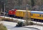 Notschu�, darauf war ich nicht gefast: Die 365 145-2 der GK Lokservice GbR mit einem Bauzug der Schweerbau am 01.04.2012 durch Kirchen/Sieg in Richtung K�ln.