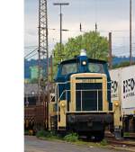 Die 365 695-6 der Aggerbahn (Andreas Voll e.K., Wiehl), ex DB V 60 695, ex DB 261 695-1 sowie ex DB 361 695-0, am 15.09.2013 bei Rangieren mit Res-Wagen in Kreuztal.