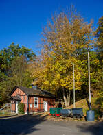 Die DIEMA Feldbahnlok vom Typ DL 6, Fabriknummer 1983, Baujahr 1956, Leistung 18 KW, Gewicht 1.115 kg, von 700 auf 600 mm um gespurt, als Denkmallok am 28.10.2021 mit zwei Grubenwagen beim Wodanstolln