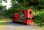Eine ganz ungewöhnliche normalspurige Diesellok wohl ein Eigenbau der Basalt AG, die aus einer O&K-Feldbahnlok entstanden ist, hier am 13 Juli 2013 in Basaltpark Bad Marienberg einem rekultivierten ehem. Basalt-Steinbruch. 

Daten sind von und an der Lok leider keine vorhanden, was ich nach meiner Sichtung sagen kann ist: Die Lok besitz einen 1-Zylinder Dieselmotor und der Antrieb erfolgt über Rollenketten. Die Räder sind für eine normalspurige ungewöhnlich klein.

Der Basaltpark Bad Marienberg mitten im Vulkan:
Das Freilichtmuseum ermöglicht interessante Einblicke in die Vulkantätigkeit der Region vor etwa 25 Millionen Jahren. Der Park repräsentiert die Geschichte des Basaltabbaus, der in den vergangenen Jahrhunderten eine wichtige wirtschaftliche Rolle für die Bürger im Westerwald spielte.

Im Basaltpark werden die geologischen Vorgänge und früheren Abbaumethoden anschaulich dokumentiert.
 
Rund um den rekultivierten Steinbruch kann man die verschiedenen Arten und Kristallisationsformen des Basaltes noch gut erkennen. Charakteristisch: Fünf- oder sechseckige Säulen in verschiedenen Stärken und Höhen, die häufig in „Meilerstellung“ sichtbar sind. Der Rundweg mit Informationstafeln ist ganzjährig begehbar und der Eintritt ist frei!
