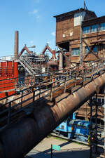 Hier ist zwar am 01 Juli 2025 die Dieselhydraulische Normalspur-Lokomotive Nr. 34, eine Henschel DHG 240 B  Esslinger , der Völklinger Hütte (ehem. Röchling'schen Eisen- und Stahlwerke GmbH in Völklingen/Saar, ab 1982 ARBED-Saarstahl GmbH, ab 1986 Saarstahl Völklingen GmbH) etwas verdeckt. Aber hier sieht man gut eine teil des mächtigen Hüttenkomplex u.a. mit zwei der sechs Hochöfen. 