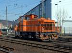 Lok 2 der Deutschen Edelstahlwerke (DEW), zuvor Edelstahlwerke S�dwestfalen  f�hrt am 11.02.2011 DB Gleis zur�ck aufs Werksgel�nde in Siegen-Geisweid.
