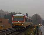 Trotz dem widrigen Novemberwetter (Regen und Nebel): Hier am 18.11.2012 kurz vor der Einfahrt in den Bahnhof Betzdorf (Sieg)der Dieseltriebzug 928 677-4 / 628 677-7 Daadetalbahn der Westerwaldbahn
