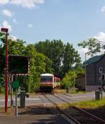 Der Dieseltriebzug 928 677-4 / 628 677-7 Daadetalbahn der Westerwaldbahn (WEBA) f�hrt am 06.07.2013 vom Haltepunkt Alsdorf nun weiter in Richtung Daaden..
