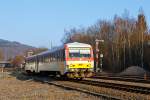   Der Dieseltriebzug 928 677-4 / 628 677-7 der Westerwaldbahn (WEBA) fährt am 12.02.2015, als RB 96  Hellertalbahn  die Verbindung Neunkirchen-Herdorf-Betzdorf/Sieg, hier kurz vor dem Bahnhof