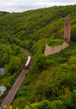 Blick von der über Monreal gelegenen Ruine Löwenburg, auf die Eifelquerbahn (KBS 478), der Dieseltriebzug 628 305 / 629 305 der DB Regio hat am 19 Mai 2013 gerade den 185 Meter langen Monreal‑Tunnel unterhalb der Löwenburg verlassen und fährt als damaliger RB 92 (Pellenz-Eifel-Bahn) die Verbindung Andernach – Mayen – Kaisersesch (heute seit Dez. 2014 RB 38  Lahn-Eifel-Bahn ).

Links ist die Ruine Philippsburg.

Der Triebzug besteht aus zwei angetriebenen Triebwagen, was für solche steigungsreiche Strecken (wie diese) von Vorteil ist. An den verrußten Dachpartien kann man auch gut erkennen das beide einen Motor haben. 
