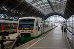 Zwei gekuppelte STADLER Regio-Shuttle RS1 der BR 650 der Erfurter Bahn GmbH (EB) stehen am 06.12.2022, als RB 13 „Elster Saale Bahn“ Leipzig – Gera - Hof im Hauptbahnhof Leipzig zur