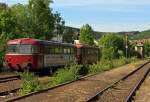 Schienenbus 798 818-1 (Pfalzbahn) mit Beiwagen 998 880-9 steht am Gleis 3 im Bahnhof Herdorf am 08.05.2011, er hat Hp 0 und muss den Gegenvekehr (die Hellertalbahn) abwarten.