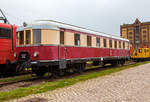 Der Verbrennungstriebwagen-Steuerwagen (VS) ex DR 195 603-6 Bwiq / ex DR VS 145 014, ausgestellt am 06.05.2017 auf dem Familienfest der Magdeburger Eisenbahnfreunde im Wissenschaftshafen Magdeburg (Neustadt).

Der Steuerwagen wurde 1934 bei der WUMAG (Waggon- und Maschinenbau AG) in G�rlitz unter der Fabriknummer 8399 gebaut (Elektrik von AEG) und an die DR ausgeliefert. Bis 1977 war der VS in Halberstadt stationiert. Die Ausmusterung erfolgte 1979..

F�r die ab Anfang der 30er Jahre in Dienst gestellten Einheits- aber auch Dampftriebwagen wurden in den Jahren 1933 - 36 von mehreren Herstellern 72 Steuerwagen der Gattung C4ivS-32 und C4ivS-34a/b geliefert. Diese Fahrzeuge wiesen den gleichen Grundriss auf. Nach dem 2.Weltkrieg gelangten 28 Steuerwagen zur DB, 15 VS zur DR, sowie 4 weitere Fahrzeuge zur �BB. 

TECHNISCHE DATEN:
Bezeichnung bei der DRG: VS 145 009 – 033 
Beschaffungsjahr 1933 - 36 
Gattungsbezeichnung C4ivS-32      
Spurweite: 1.435 mm (Normalspur)
Achsanordnung: 2´2´
L�nge �ber Puffer: 18.960 mm
Drehzapfenabstand: 10.970 mm
Achsabstand im Drehgestell: 3.000 mm
Sitzpl�tze: 80 (3.Klasse) und 5 Klappsitze
Eigengewicht: ca. 20 t
Bauart Bremse: Hikpt Klotz 
