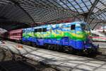 DB 111 074 zieht der Herzerather am 22 Mai 2022 aus K�lner Hbf aus.
