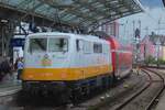 Ex-DB 111 095 steht mit ein DoSto am 21 Juni 2024 in K�ln Hbf und hat nach 2 1/2 St�nde Versp�tung dank der DB-Betriebsf�hrung deren Fahrt aus Dortmund Hbf in K�ln Hbf beendet.