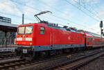 Die 112 150-8 (91 80 6112 150-8 D-DB) der DB Regio AG Nordost steht am 08.12.2022, mit einem Doppelstockzug im Hauptbahnhof Dresden.

Die Lok wurde 1992 von der AEG Schienenfahrzeuge Hennigsdorf GmbH unter der Fabriknummer 21487 gebaut und 1993 an die Deutsche Bundesbahn als DB 112 150-8 geliefert. Aus der Hennigsdorfer Lokschmiede LEW - VEB Lokomotivbau Elektrotechnische Werke „Hans Beimler“ Hennigsdorf wurde 1992 wieder AEG.

DB und DR bestellten jeweils 45 Lokomotiven der Baureihe 112.1. Die an die DR gelieferten Maschinen bekamen die Betriebsnummern 112 101-1 – 112 145-8, die an die DB gelieferten die 112 146-6 – 112 190-4. Nach dem Zusammenschluss der beiden deutschen Bahnen zum 01.01.1994 zur DB AG wurden aus den DR Maschinen DB.

Die 112.1 wurde unverhofft zu einem Symbol für die Deutsche Einheit, denn sie war die erste Lokomotivbaureihe, die von beiden Bahnverwaltungen gemeinsam beschafft wurde. Man kam überein, dass DR und DB jeweils 45 Loks der leicht verbesserten Loks der DR-Baureihe 112 bei der AEG bestellen würden (die AEG hatte zwischenzeitlich ihr 1946 enteignetes Werk in Hennigsdorf wieder übernommen). Dies erfolgte hauptsächlich aus arbeitsmarktpolitischen Gründen zur Stützung des Hennigsdorfer Werkes, denn die Bundesbahn hätte lieber eine 200 km/h schnelle und universell verwendbare Lok in aktueller Drehstromtechnik nach Art der Baureihe 120 beschafft.

Die äußerlich auffälligste Änderung ist die Zusammenlegung der großen Spitzen- bzw. Schlusslichter zu kleinen kombinierten Halogenlampen, so wie es bei der alten DB seit jeher gang und gäbe ist. 

Entwicklung:
Ab 1976 wurde von der Deutschen Reichsbahn in der DDR die Streckenelektrifizierung auf Grund der Ölverteuerung wieder forciert, nachdem man zehn Jahre zuvor noch ganz auf Diesellokomotiven gesetzt hatte. Der VEB Lokomotivbau Elektrotechnische Werke „Hans Beimler“ Hennigsdorf (LEW), einziger Hersteller von Elloks in der DDR, bekam den Auftrag, ausgehend von der bewährten schweren Güterzuglok der Baureihe 250 eine leichtere und technisch modernere vierachsige Variante für den Personenzug- und mittelschweren Güterzugdienst zu entwickeln. Diese sollte ohne betriebliche Einschränkungen die Lokomotiven der Baureihe 211 im Schnellzug- und die der Baureihe 242 im Güterzugdienst ersetzen können. Die mechanischen Komponenten wurden in Hennigsdorf entwickelt und hergestellt. Die Fahrmotoren kamen vom VEB Sachsenwerk Dresden.

Auf der Leipziger Frühjahrsmesse 1982 wurde der Prototyp 212 001 der Öffentlichkeit vorgestellt. Die Lokomotive machte vor allem durch ihr attraktives Äußeres (weiß mit roten Streifen) von sich reden und bekam von den Besuchern den Spitznamen Weiße Lady. Nach der Messe begann die DR mit der Erprobung der 140 km/h schnellen Lok, die konstruktiv für 160 km/h ausgelegt war. Nach der Probezerlegung im Ausbesserungswerk Dessau wurde die Getriebeübersetzung geändert und die Maschine am 14. Oktober 1983 in 243 001 umbezeichnet. Durch die geänderte Übersetzung konnte die Zugkraft deutlich erhöht werden, wobei die zulässige Geschwindigkeit auf 120 km/h reduziert wurde.

Serienfertigung DR-Baureihe 243, spätere DB-Baureihe 143
Da zu diesem Zeitpunkt (1984) im DR-Netz kaum mehr als 120 km/h gefahren werden durfte, wurden zunächst Mehrzwecklokomotiven der Reihe 243 beschafft. Von 1984 bis 1990 wurden 640 Loks gebaut.

Die DR-Baureihe 212, spätere DB-Baureihe 112.0
Da man bei der DR bis zuletzt davon ausgegangen war, dass der Ausbau der Transitstrecken nach West-Berlin und deren Elektrifizierung durch die Bundesrepublik finanziert würde, wurde erst 1991 mit dem Ausbau bestimmter Streckenabschnitte für mehr als 120 km/h begonnen. Allerdings standen bei der Deutschen Reichsbahn keine entsprechend schnellen Lokomotiven zur Verfügung. Es mussten neue, schnelle Lokomotiven beschafft werden. Man erinnerte sich daran, dass der Prototyp 212 001(später 243 001) ursprünglich für 160 km/h ausgelegt worden war. Nach vier Vorserienlokomotiven (212 002 bis 212 005) folgte eine Auslieferung von 35 Serienlokomotiven, bereits als 112 006 bis 040 bezeichnet. 

Von 1992 bis1994 wurden dann 90 verbesserte Loks (je 45 DR und DB) der Baureihe 112.1 von AEG gebaut. Ab Anfang 2001 standen diesie 90 Maschinen (der BR 112.1) aufgrund von Anrissen in der Aufhängung der Schlingerdämpfer für den hochwertigen Reisezugdienst nicht zur Verfügung. Die zulässige Höchstgeschwindigkeit wurde auf 140 km/h herabgesetzt und alle Schlingerdämpfer untersucht. Darüber hinaus wurde die Prüfung der Dämpfer im Rahmen der regelmäßigen Instandhaltung vorgeschrieben. Ende Januar 2001 standen die ersten Maschinen wieder mit einer zulässigen Geschwindigkeit von 160 km/h zur Verfügung.

Die 112.1 fand nach Überwindung einiger Kinderkrankheiten ihr Hauptbetätigungsfeld in der neu geschaffenen Zuggattung Interregio, aber auch den einen oder anderen InterCity bespannte sie. Durch den Wegfall der Gattung IR und den Ausbau des RE-Netzes mit 140-km/h- und 160-km/h-fähigem Wagenmaterial sind die Lokomotiven heute vorwiegend im Regionalverkehr anzutreffen. Die DB Fernverkehr gab deshalb zum 1. Januar 2004 alle ihre 112.1 an die DB Regio ab. 

DB-Baureihe 114.0
Alle Lokomotiven der Baureihe 112.0 wurden 2000 in die Baureihe 114 umgezeichnet, weil sie fortan zum Bestand von DB Regio gehörten, die Baureihe 112.1 verblieb ja noch beim Fernverkehr. Somit wollte man Verwechslungen zwischen den beiden Serien und damit auch zwischen Nah- und Fernverkehr vermeiden. Als die Fahrzeuge der Baureihe 112.1 auch in den Bestand von DB Regio eingereiht wurden, ist allerdings keine Rückumzeichnung der Baureihe 114 vorgenommen worden. 

TECHNISCHE DATEN der BR 112.1:
Hersteller:  AEG
Baujahre: 1992 bis 1994 
Ausmusterung: seit 2019
Spurweite: 1.435 mm (Normalspur)
Achsformel: Bo’Bo’
Länge über Puffer: 16.640 mm
Drehzapfenabstand: 8.400 mm
Achsabstand im Drehgestell: 3.300 mm
Höhe: 3.980 mm
Breite: 3.120 mm
Dienstgewicht: 82,5 t
Höchstgeschwindigkeit: 160 km/h
Stundenleistung: 4.220 kW
Dauerleistung:  4.000 kW
Anfahrzugkraft:  226 kN
Stromsystem: 15 kV, 16,7 Hz~
Anzahl der Fahrmotoren: 4
Antrieb: LEW-Kegelringfeder
Bremse: KE-Druckluftbremse; elektrische Widerstandsbremse, 2.200 kW Dauerleistung (kurzzeitig bis 2.690 kW belastbar)
Zugbeeinflussung: LZB I 80
