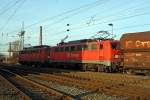Doppeltraktion  140 799-8 und 140 811-1 mit CIL 48700 von Gro�krotzenburg nach Rotterdam Maasvlakte Oost ein leerer Kohlenzug (Selbsentladewagen), hat hier am 19.11.2011 in Kreuztal Hp 1, f�hrt auf