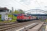   Zwei 140er in Doppeltraktion - Die RBH 164 (140 797-2) und die RBH 161 (140 772-5) der RBH Logistics GmbH (Gladbeck) ziehen am 02.05.2015 eine lagngen gemischten Güterzug von Kreuztal in