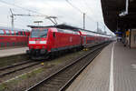 Die 146 117 (91 80 6146 117-7 D-DB) der DB Regio NRW, steht am 10 M�rz 2024, mit dem RE 2 „Rhein-Haard-Express“ nach Essen Hbf, im nieders�chsischen Hauptbahnhof Osnabr�ck zur Abfahrt bereit.

Die TRAXX P160 AC1 wurde 2004 bei Bombardier in Kassel unter der Fabriknummer 34016 gebaut.

Die Type TRAXX P160 AC1 (2. Bauserie) wurde in den Jahren 2003 bis 2005 ausgeliefert. Diese Loks sind eine technische Variante der Baureihe 185, wobei diese aber nur f�r den Einsatz unter 15 kV 16,7 Hz vorgesehen sind. Daher hat DB Regio diese Loks als Baureihe 146.1 eingeordnet. Sie haben eine wesentlich h�here Nennleistung als die urspr�ngliche BR 146.0 (bei diesen wurde 2010 ein leistungssteigernder Umbau durchgef�hrt).

TECHNISCHE DATEN:
Spurweite: 1.435 mm (Normalspur)
Achsanordnung: Bo`Bo`
L�nge �ber Puffer: 18.900 mm
Drehzapfenabstand: 10.400 mm
Achsabstand im Drehgestell: 2.600 mm
Treibraddurchmesser: 1.250 mm (neu)
Fahrzeugkastenbreite : 2.978 mm
Gesamth�he �ber SOK 4.189 mm
Dienstgewicht: 84 t
Radsatzlast: 21 t
Dauerleistung: 5.600 kW, nach Softwareanpassung (urspr. 4.200 kW)
Anfahrzugkraft: 300 kN
Dauerzugkraft: 265 KN
Bremskraft elektr. Bremse: 150 KN
Fahrmotoren: 4 Drehstrom-Asynchron Fahrmotoren
Antrieb: Hohlwellenantrieb
H�chstgeschwindigkeit: 160 km/h
Fahrdrahtspannung: 15 kV 16,7 Hz
Stromabnehmer: DSA 200
Bauart der Bremseinrichtungen: KE-GPR-EmZ (D) (ep)
