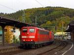 151 020-5 und 151 043-7 der DB Schenker Rail ziehen einen leeren Kohlenzug (Offene Sch�ttgutwagen mit schlagartiger Schwerkraftentladung, der Gattung Falns) am 13.10.2012 durch den Bahnhof Betzdorf /
