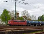   Die RBH 267 (91 80 6 151 144-3 D-RBH), ex DB 151 144-3,fährt am 28.04.2013 mit einem Kesselwagenzug durch Darmstadt-Kranichstein in Richtung Norden.