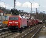   Die 152 098-0 (91 80 6152 098-0 D-DB) der DB Schenker Rail Deutschland AG fährt am 08.02.2016 mit einem Großohre beladenen Güterzug, durch dem Bahnhof Kreuztal in Richtung Hagen.