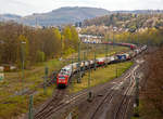 Blick auf den Rangierbahnhof (Rbf) Betzdorf/Sieg am 29.04.2021  (von der Br�cke in Betzdorf-Bruche, nun f�hrt die DB Cargo 152 075-8 (91 80 6152 075-8 D-DB) mit ihrem KLV-Zug weiter in Richtung K�ln.