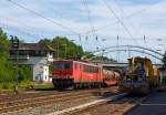 Links die abgestellten Schnellschotterplaniermaschine SSP 110 SW und die Plasser und Theurer Universalstopfmaschine Unimat 09-475/4S versperren etwas die Sicht.....
