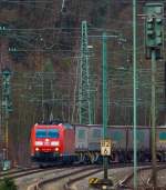 185 196-3 mit einem Ganzzug aus Gelenkwagen mit 6 Rads�tzen der Gattung Sggmrss beladen mit Wechselbr�cken, f�hrt am 15.12.2012 durch den Bahnhof Betzdorf/Sieg in Richtung Siegen.