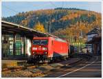 Die 185 112-0 der DB Schenker Rail f�hrt am 16.11.2013 mit einem gem.