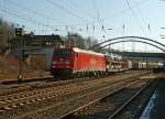 185 238-3 der DB Schencker Rail mit gemischtem G�terzug f�hrt am 11.02.2012 durch Kreuztal Richtung Hagen.