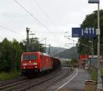 Bei Regen - Die 185 309-2 der DB Schenker Rail zieht am 04.08.2011 einen Ganzzug mit Offenen Wagen der Gattung Eanos durch Scheuerfeld (Sieg) in Richtung K�ln.