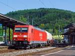Die 185 286-2 (eine Bombardier TRAXX F140 AC 2) der DB Schenker Rail zieht am 06.09.2013 einen gemischten G�terzug durch Betzdorf (Sieg) in Richtung K�ln.