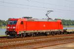   Die 185 347-2 (91 80 6185 347-2 D-DB) der DB Schenker Rail Deutschland AG fährt am 03.07.2015 mit einem leer Zug von Flachwagen der Gattung Laadkks  durch Koblenz-Ehrenbreitstein in Richtung
