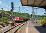 Die 185 294-6 (91 80 6185 294-6 D-DB) der DB Cargo Deutschland AG f�hrt am 26.05.2018 mit einem gemischten G�terzug durch Betzdorf (Sieg) in Richtung Siegen.