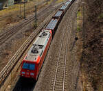Die 185 371-2 (91 80 6185 371-2 D-DB) der DB Cargo Deutschland AG fährt am 02.04.2021, mit einem offenen Güterzug (Ganzzug mit offenen Güterwagen der Gattung Enos-x, beladen mit Tubing
