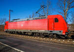 Die 185 345-6 (91 80 6185 345-6 D-DB) der DB Cargo Deutschland AG fährt am 09.03.2022, mit einem sehr langen Coilzug, durch Rudersdorf (Kr.