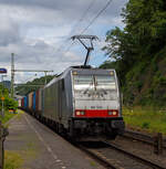 Die RAILPOOL 186 506 (91 80 6186 506-2 D-Rpool) f�hrt am 22 Juni 2024 mit einem KLV-Zug durch den Bahnhof Scheuerfeld (Sieg) in Richtung K�ln.