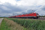 Erzbomber mit 189 043 auf deren normaler Territorium in die Niederlande: auf die Betuwe-Linie, hier bein Passage am 2.Juli 2020 bei Valburg.