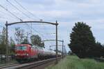 Bei der bekannte Bahn�bergang in Hulten wird am 5 Juni 2024 der gaskesselwagenzug nach Sloe mit 193 346 fotografiert.