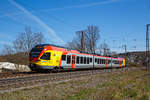 Der 3-teilige Stadler FLIRT 427 042 / 827 042 / 427 542 (94 80 0427 124-3 D-HEB / 94 80 0827 124-9 D-HEB / 94 80 0427 624-2 D-HEB) der HLB Bahn (Hessischen Landesbahn) fährt am 22.04.2021, als RE