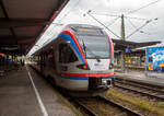 Der dreiteilige Stadler FLIRT der Baureihe 427 (ET 132) der BRB -Bayerische Oberlandbahn GmbH steht am 11.09.2022 als S4 der S-Bahn Salzburg nach Berchtesgaden im Bahnhof Freilassing zur Abfahrt