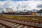 Blick auf den Hauptbahnhof Siegen am 28.08.2023, hinten auf Gleis 3 steht der 5-teilige Stadler Flirt 429 049 / 429 549 der HLB Bahn (Hessischen Landesbahn), als RE99 Siegen – Gießen.