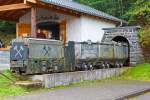   Eine weitere Ansicht von der 600 mm Denkmal Gruben-Akkulok mit 3 Loren am 28.09.2014 beim Besucherbergwerk Bindweide in Steinebach an der Sieg.