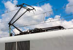Die beiden Stromabnehmer vom f�r die Schweiz zugelassenen ICE 1 – (Tz 186 „Chur“), hier am Triebkopf 401 086-4 am 27.08.2014 im Hbf Hanau, angehoben mit breiter Wippe (1.950 mm) f�rs