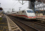 Der ICE 1 - Tz 0171  Heusenstamm , geführt von dem Triebkopf 401 071-6 (93 80 5401 071-6 D-DB) und am Zugschluss der Triebkopf 401 571-5 (93 80 5401 571-5 D-DB) fährt am 30 Dezember 2024 durch den Bahnhof Bonn-Beuel in Richtung Köln. Zurzeit werden Bauarbeiten auf der linken Rheinstrecke die Fernzüge hier auf die rechte Rheinstrecke umgeleitet. 

Die beiden Triebköpfe wurden 1991 Friedrich Krupp in Essen unter den Fabriknummern 5637 bzw, 5638 gebaut, die elektrische Ausrüstung ist jeweils von AEG. 
