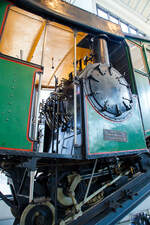 Detailbild des Bhm 1/2 Zahnrad-Dampftriebwagen Nr.10 der Pilatus Bahn ausgestellt im Deutschen Museum Verkehrszentrum in München (Theresienhöhe), hier am 16.06.2018. Leihgabe der Pilatus Bahnen.

Der Dampftriebwagen wurde 1900 von der SLM unter der Fabriknummer 1309 gebaut und an die Pilatus Bahn geliefert.