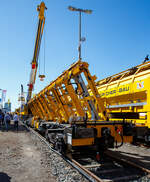 KIROW Weichentransportwagen Switch Tilter LUL (99 70 9358 002-2) und dahinter der KIROW 25t-Gleisbauschienenkran MULTI TASKER KRC 250 LUL (99 70 9319 002-0), pr�sentiert auf der iaf 2017