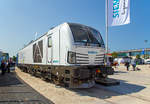 
Siemens' erste Vectron-Hybrid-Lok ist fertig

Hybrid muss nicht immer Akkunutzung hei�en. Siemens' neue Vectron hat neben der Elektrof�higkeit unter Fahrdraht auch einen Dieselmotor. 

Siemens pr�sentierte auf der Messe “transport logistic 2019“ in M�nchen (hier 05.06.2019) seine neue Vectron Dual Mode, hier die 248 002 (90 80 2248 002-8 D-SIEAG.

Der Vectron Dual Mode vereint die Vorteile einer vollwertigen Diesellokomotive mit denen von elektrischen Lokomotiven. Dank des leistungsstarken Dieselantriebs sowie der Ausstattung f�r die Nutzung der Fahrleitung kann man jederzeit flexibel auf die Traktionsanforderungen reagieren. So bleibt man immer in Bewegung, egal ob mit oder ohne Fahrdraht. Wo ein Fahrdraht ist, sollte man ihn nutzen. Denn der Betrieb unter Oberleitung ist im Vergleich zum Dieselbetrieb deutlich kosteneffizienter und umweltfreundlicher. Doch weil es in Deutschland noch lange Zeit Strecken geben wird, die nicht vollst�ndig elektrifiziert sind, fahren viele Diesellokomotiven unter Fahrdraht weiter. Das ist aber �konomisch und �kologisch wenig sinnvoll. Hier ein Beispiel einer echten Alternative. 

Mit der Vectron Dual Mode ist es m�glich G�terz�ge aus dem Umland umweltschonend in die Zentren der Ballungsr�ume zu bef�rdern. Nur so einfach, wie in der Siemens Werbung ist es auch nicht, denn die Lok vier Achsen (Bo’Bo’) und wiegt 90 t, so ergibt sich eine Achslast  von 22,5 t. Nicht elektrifizierte Nebenstrecken haben nicht gerade alle von min. D2 (22,5 t), und k�nnen so auch nicht befahren werden.  Beispielsweise w�re der Verkehr auf der „Hellertalbahn“ KBS 462 nur zwischen Betzdorf und Herdorf m�glich (D4), aber nicht weiter nach Haiger, denn hier ist die Streckenklasse CM (20 t Achslast).

TECHNISCHE DATEN der Siemens Vectron Dual Mode (BR 248)
Spurweite: 1.435 mm
Achsformel: Bo'Bo'
L�nge �ber Puffer: 19.975 mm
Drehzapfenabstand: 10.800 mm
Achsabstand im Drehgestell: 2.700 mm
Breite: 3.020mm
H�he:  4.220 mm
Raddurchmesser :  1.100 mm (neu) / 1.020 mm (abgenutzt)
Gewicht:  90 t (bei vollen Vorr�ten)
Spannungssysteme (bei E-Betrieb): 15 kV, 16,7 Hz
Dieselmotor: MTU 16V 4000 R84 (16-Zylinder-V-Motor)
Dieselmotorleistung an der Kurbelwelle: 2.400 kW
Max. Leistung am Rad (E u. D-Antrieb):  2.000 kW
H�chstgeschwindigkeit:160 km/h
Antriebsart: elektrisch oder dieselelektrisch
Kraft�bertragung :Teilabgefederter Antrieb (Ritzelhohlwellenantrieb)
Kraftstoffbeh�lter Nutzvolumen: 2.500 l
Anfahrzugskraft:  300 kN
Elektrische Bremskraft: 150 kN
Elektrische Bremsleistung (am Rad): E-Betrieb 2.100 kW / Dieselbetrieb 1.700 kW
Doppeltraktion: �ber WTB �BB mit typgleichen Fahrzeugen sowie Vectron E, Vectron DE und ER20
Zugsicherung: PZB / f�r ETCS vorbereitet
