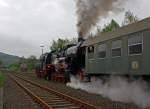   Volldampf im Hellertal, aus Anlass: 150 Jahre Eisenbahn an Sieg, Heller, Dill und Lahn, am 06.Mai 2012:  P�nktlich um 8:12 Uhr fuhr die 52 8134-0 der Eisenbahnfreunde Betzdorf vom Bahnhof Herdorf