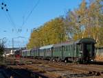Nachschuss auf die 52 8134-0 der Eisenbahnfreunde Betzdorf als Teddyb�ren Express (Sonderfahrt Siegen-Erndtebr�ck), passiert hier am 28.10.2012 das Stellwerk Kreuztal Fahrdienstleiter (Kf) und