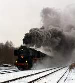 Mit m�chtiger Rauchfahne durchf�hrt die Betzdorfer 52 8134-0 am 02.12.2012 Herdorf, hier beim Bahnhof.