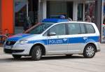 VW Touran TDI Streifenwagen der Berliner Polizei am 30.03.10 Berlin-Alexanderplatz.