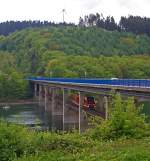 Ein LINT 27 der DreiL�nderBahn �berf�hrt am 12.05.2013 den Biggesee auf der Doppelstockbr�cke Dumicketal (bei km 16,6).